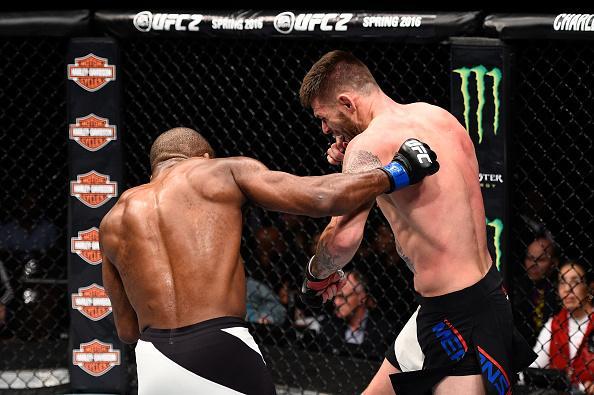 Tim Means (luvas vermelhas) venceu John Howard por nocaute no segundo round