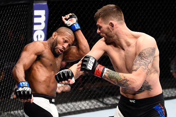 Tim Means (luvas vermelhas) venceu John Howard por nocaute no segundo round