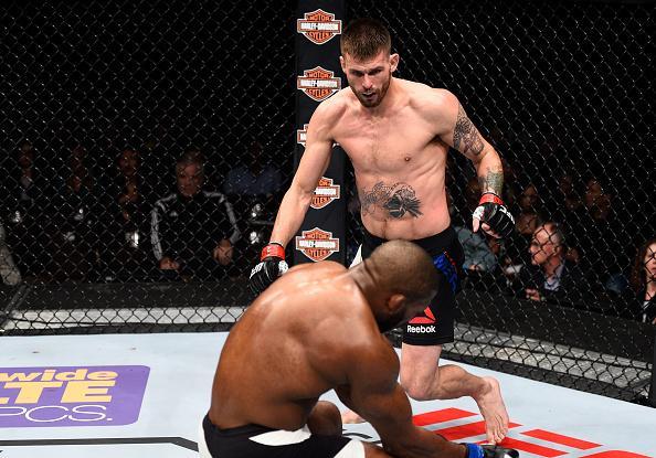 Tim Means (luvas vermelhas) venceu John Howard por nocaute no segundo round