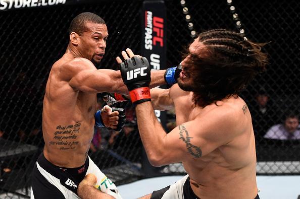 Thiago Marreta (luvas azuis) venceu Elias Theodorou por deciso unnime