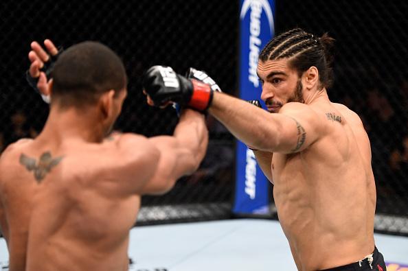 Thiago Marreta (luvas azuis) venceu Elias Theodorou por deciso unnime