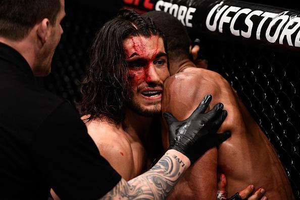 Thiago Marreta (luvas azuis) venceu Elias Theodorou por deciso unnime