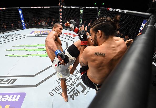 Thiago Marreta (luvas azuis) venceu Elias Theodorou por deciso unnime