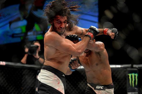 Thiago Marreta (luvas azuis) venceu Elias Theodorou por deciso unnime