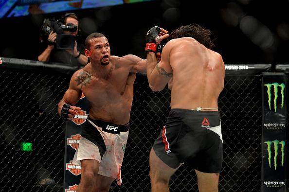 Thiago Marreta (luvas azuis) venceu Elias Theodorou por deciso unnime