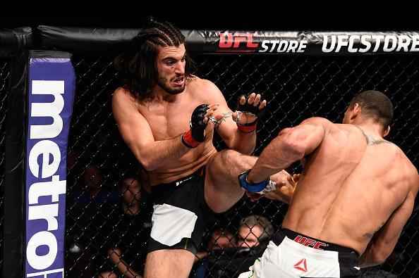Thiago Marreta (luvas azuis) venceu Elias Theodorou por deciso unnime