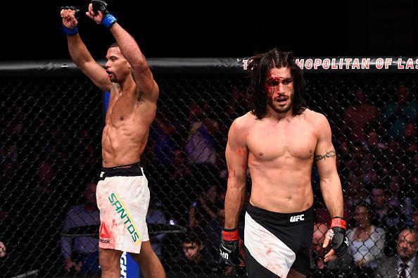 Thiago Marreta (luvas azuis) venceu Elias Theodorou por deciso unnime