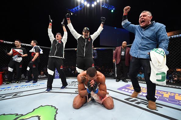 Thiago Marreta (luvas azuis) venceu Elias Theodorou por deciso unnime