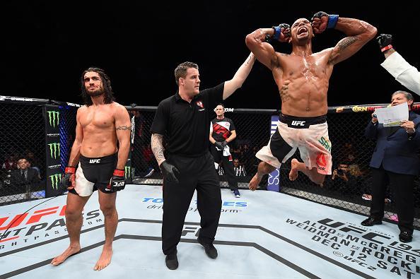 Thiago Marreta (luvas azuis) venceu Elias Theodorou por deciso unnime