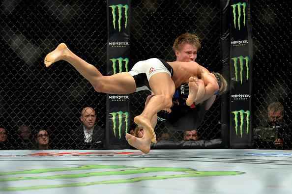 Sage Northcutt (luvas vermelhas) venceu Cody Pfister por finalizao no segundo round