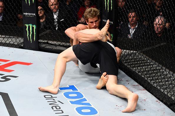 Sage Northcutt (luvas vermelhas) venceu Cody Pfister por finalizao no segundo round