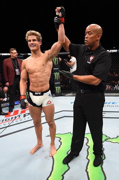 Sage Northcutt (luvas vermelhas) venceu Cody Pfister por finalizao no segundo round