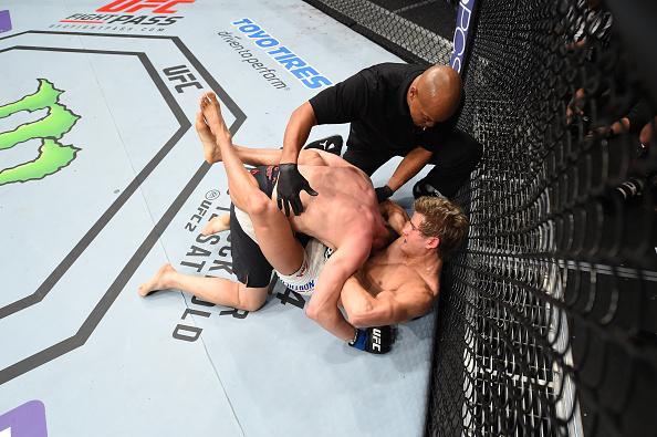 Sage Northcutt (luvas vermelhas) venceu Cody Pfister por finalizao no segundo round