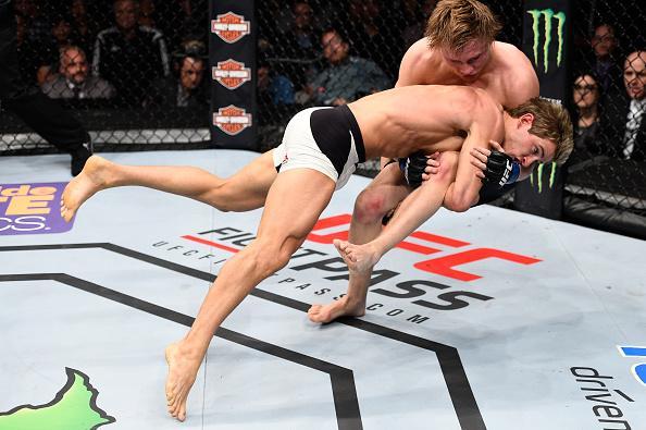 Sage Northcutt (luvas vermelhas) venceu Cody Pfister por finalizao no segundo round