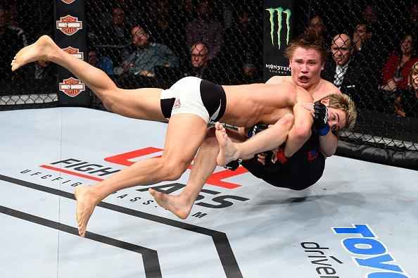 Sage Northcutt (luvas vermelhas) venceu Cody Pfister por finalizao no segundo round