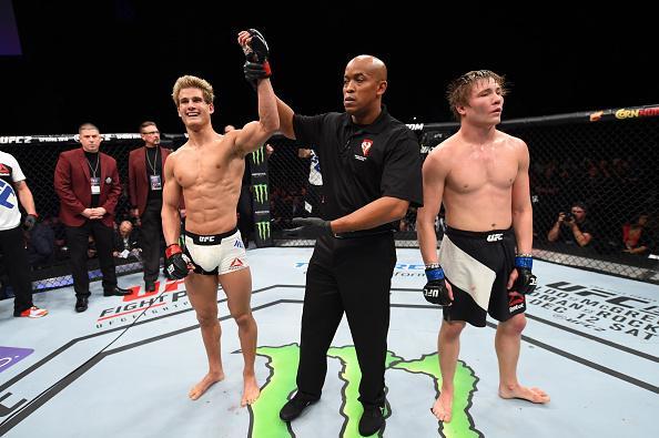 Sage Northcutt (luvas vermelhas) venceu Cody Pfister por finalizao no segundo round