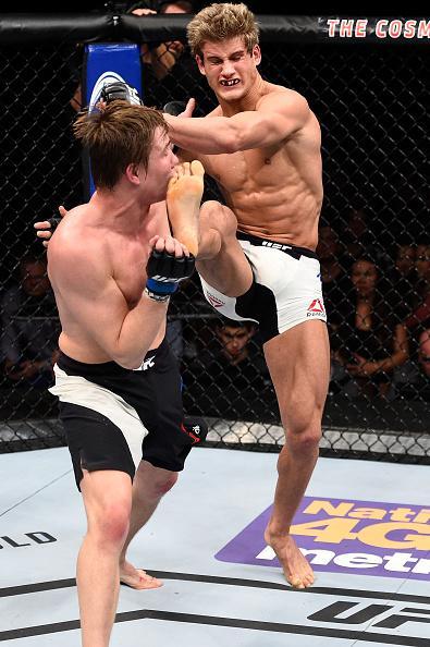 Sage Northcutt (luvas vermelhas) venceu Cody Pfister por finalizao no segundo round