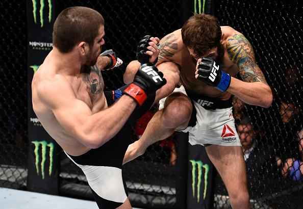 Michael Chiesa (luvas azuis) venceu Jim Miller por finalizao no segundo round