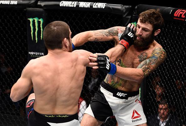Michael Chiesa (luvas azuis) venceu Jim Miller por finalizao no segundo round