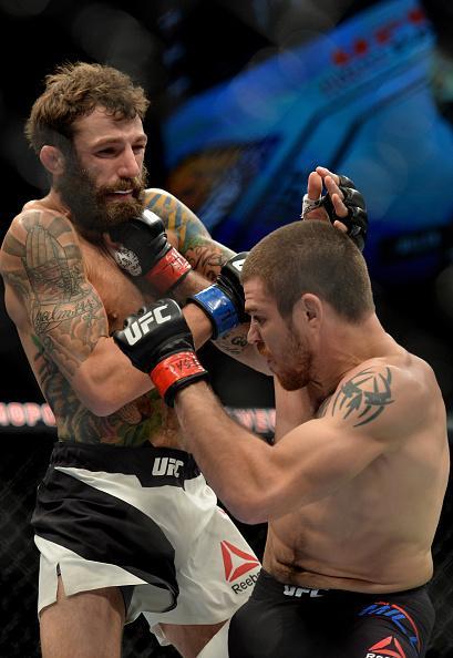 Michael Chiesa (luvas azuis) venceu Jim Miller por finalizao no segundo round
