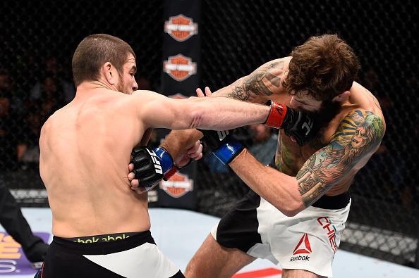 Michael Chiesa (luvas azuis) venceu Jim Miller por finalizao no segundo round