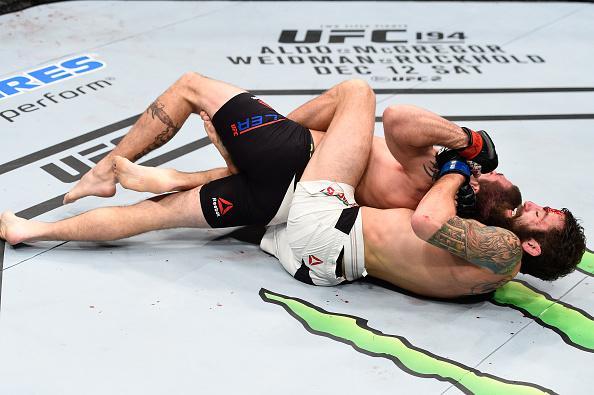 Michael Chiesa (luvas azuis) venceu Jim Miller por finalizao no segundo round