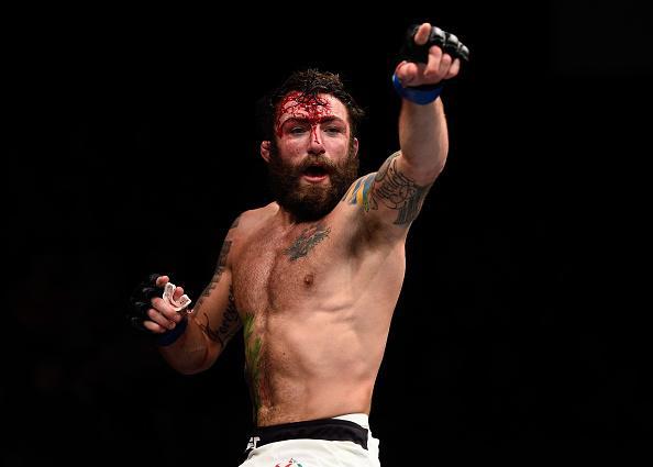 Michael Chiesa (luvas azuis) venceu Jim Miller por finalizao no segundo round