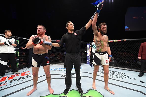 Michael Chiesa (luvas azuis) venceu Jim Miller por finalizao no segundo round