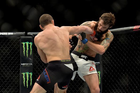 Michael Chiesa (luvas azuis) venceu Jim Miller por finalizao no segundo round