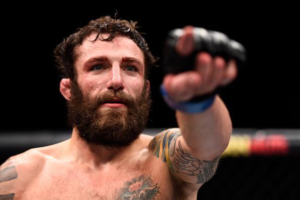 Michael Chiesa (luvas azuis) venceu Jim Miller por finalizao no segundo round