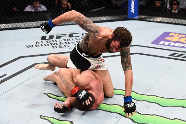 Michael Chiesa (luvas azuis) venceu Jim Miller por finalizao no segundo round