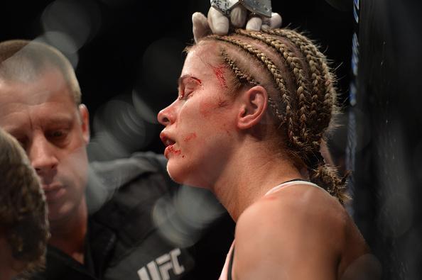 Rose Namajunas (luvas vermelhas) venceu Paige VanZant por finalizao no quinto round