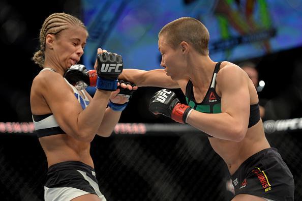 Rose Namajunas (luvas vermelhas) venceu Paige VanZant por finalizao no quinto round