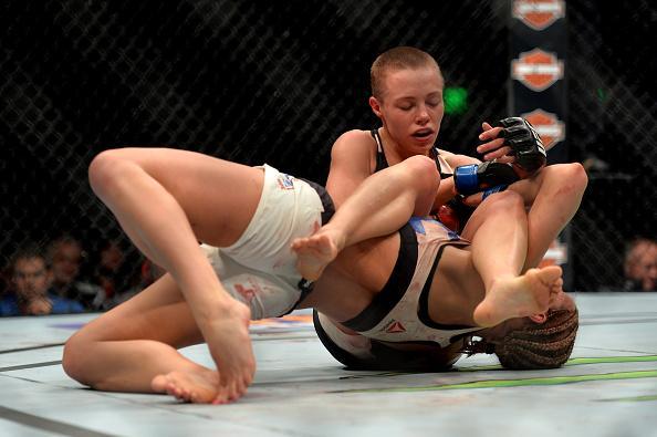 Rose Namajunas (luvas vermelhas) venceu Paige VanZant por finalizao no quinto round