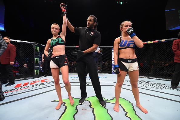 Rose Namajunas (luvas vermelhas) venceu Paige VanZant por finalizao no quinto round