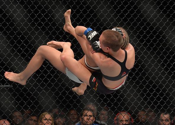 Rose Namajunas (luvas vermelhas) venceu Paige VanZant por finalizao no quinto round