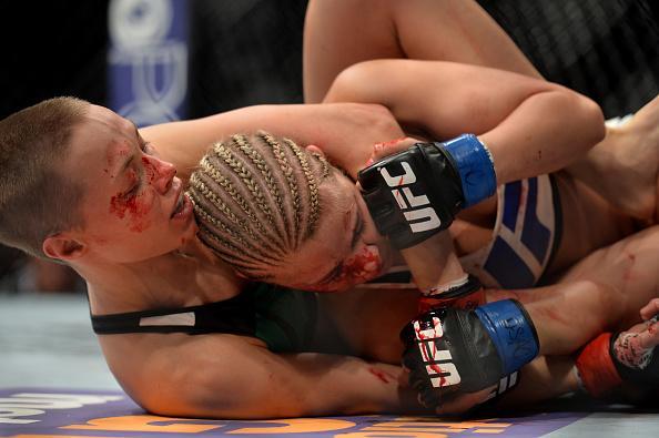 Rose Namajunas (luvas vermelhas) venceu Paige VanZant por finalizao no quinto round