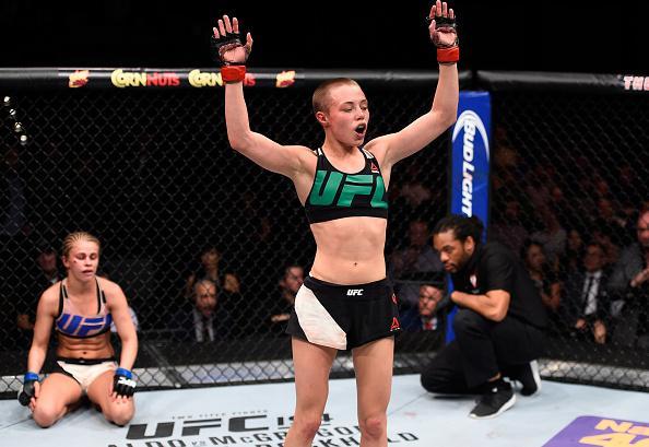 Rose Namajunas (luvas vermelhas) venceu Paige VanZant por finalizao no quinto round