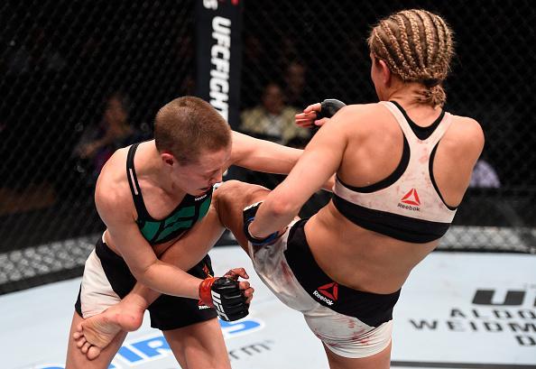 Rose Namajunas (luvas vermelhas) venceu Paige VanZant por finalizao no quinto round