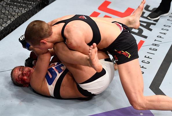 Rose Namajunas (luvas vermelhas) venceu Paige VanZant por finalizao no quinto round