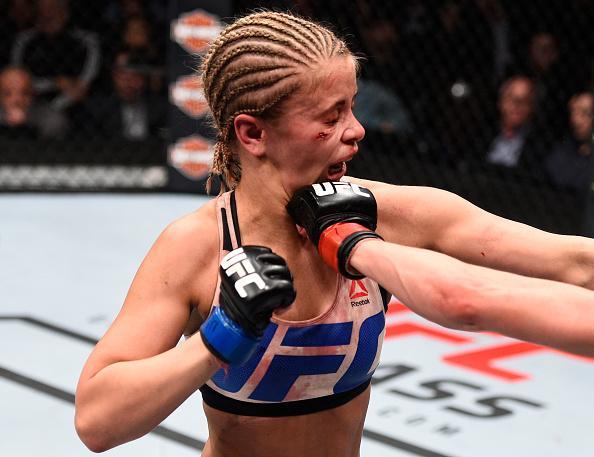 Rose Namajunas (luvas vermelhas) venceu Paige VanZant por finalizao no quinto round