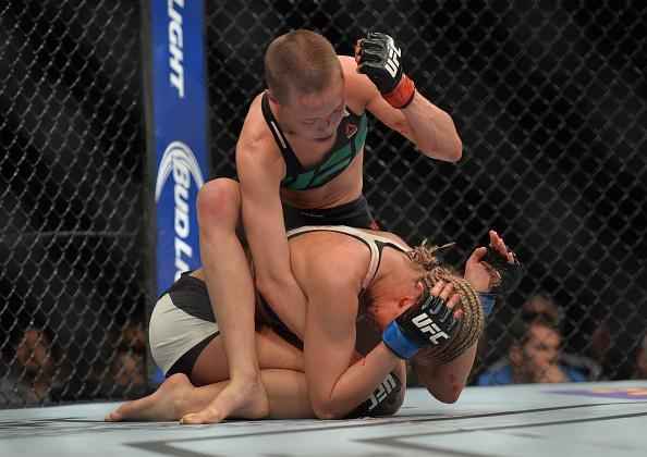 Em confronto entre tops do peso palha, Rose Namajunas domina Paige VanZant e vence por finalizao, a 2min25seg do quinto round