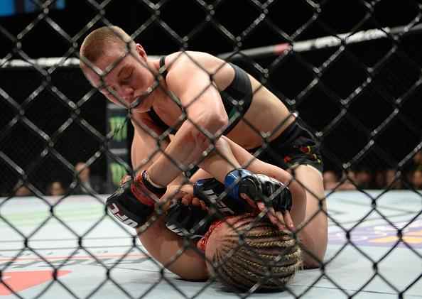 Em confronto entre tops do peso palha, Rose Namajunas domina Paige VanZant e vence por finalizao, a 2min25seg do quinto round