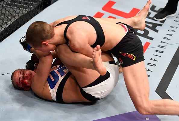 Em confronto entre tops do peso palha, Rose Namajunas domina Paige VanZant e vence por finalizao, a 2min25seg do quinto round