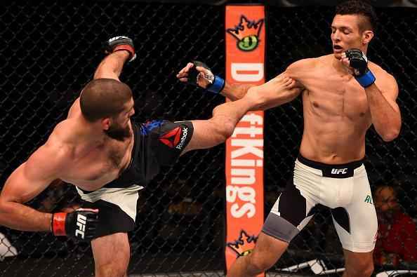 Court McGee (luvas vermelhas) venceu Márcio Lyoto por decisão unânime