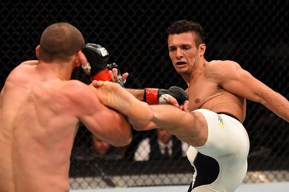 Court McGee (luvas vermelhas) venceu Márcio Lyoto por decisão unânime