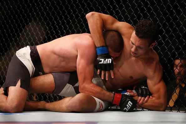 Court McGee (luvas vermelhas) venceu Márcio Lyoto por decisão unânime