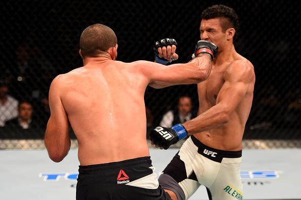 Court McGee (luvas vermelhas) venceu Márcio Lyoto por decisão unânime