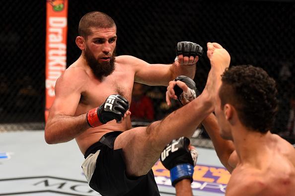 Court McGee (luvas vermelhas) venceu Márcio Lyoto por decisão unânime