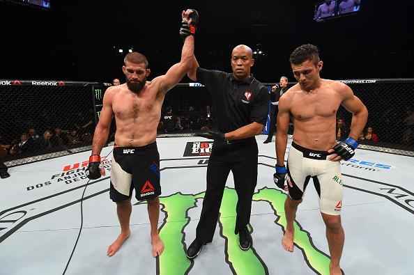 Court McGee (luvas vermelhas) venceu Márcio Lyoto por decisão unânime
